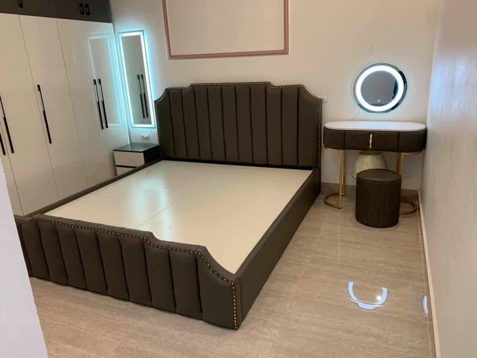 giường gỗ bọc niệm 1m8 x2m