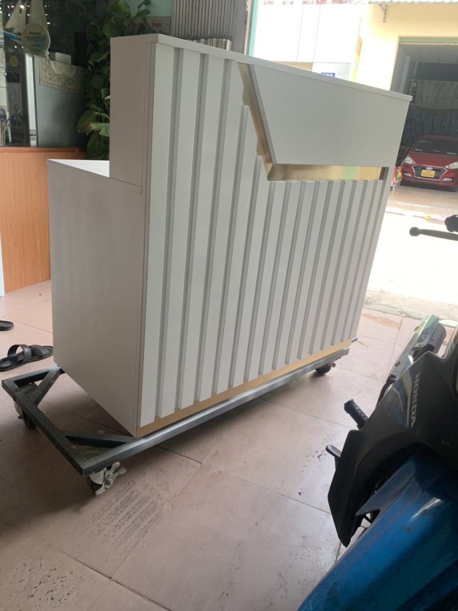 Quầy lễ tân trắng 1m2