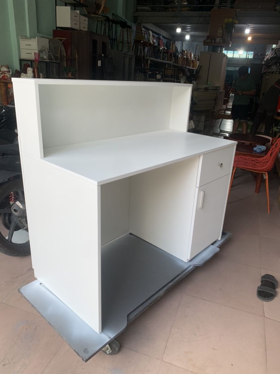 Quầy lễ tân trắng 1m2
