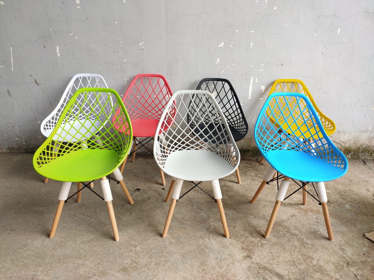 ghế nhựa eames lưng lưới