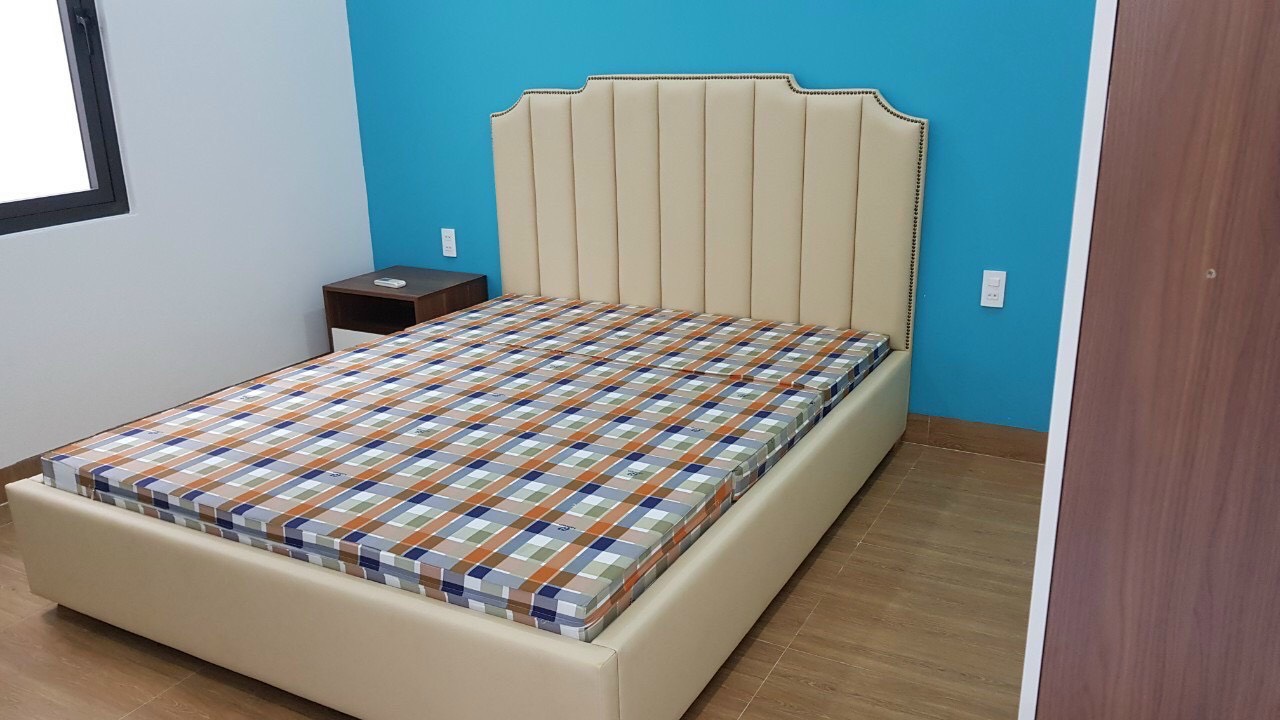 giường gỗ bọc niệm 1m8 x2m