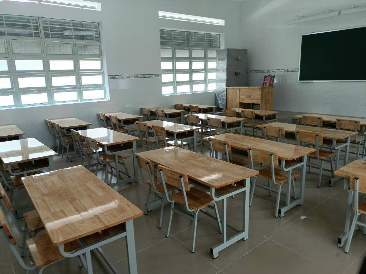 Bàn ghế học sinh , khung sắt gỗ cao su tự nhiên