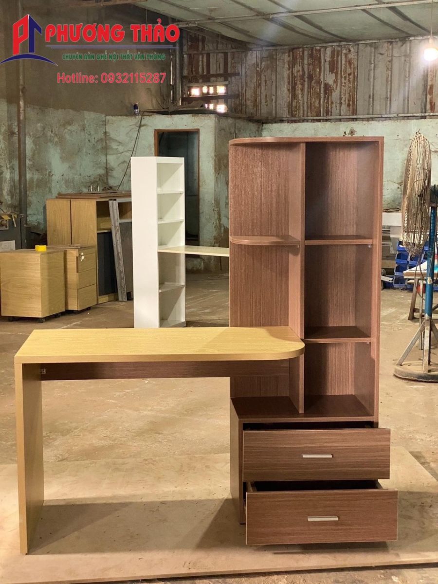 Bàn học liền giá sách  được làm từ chất liệu gỗ MDF phủ melamime