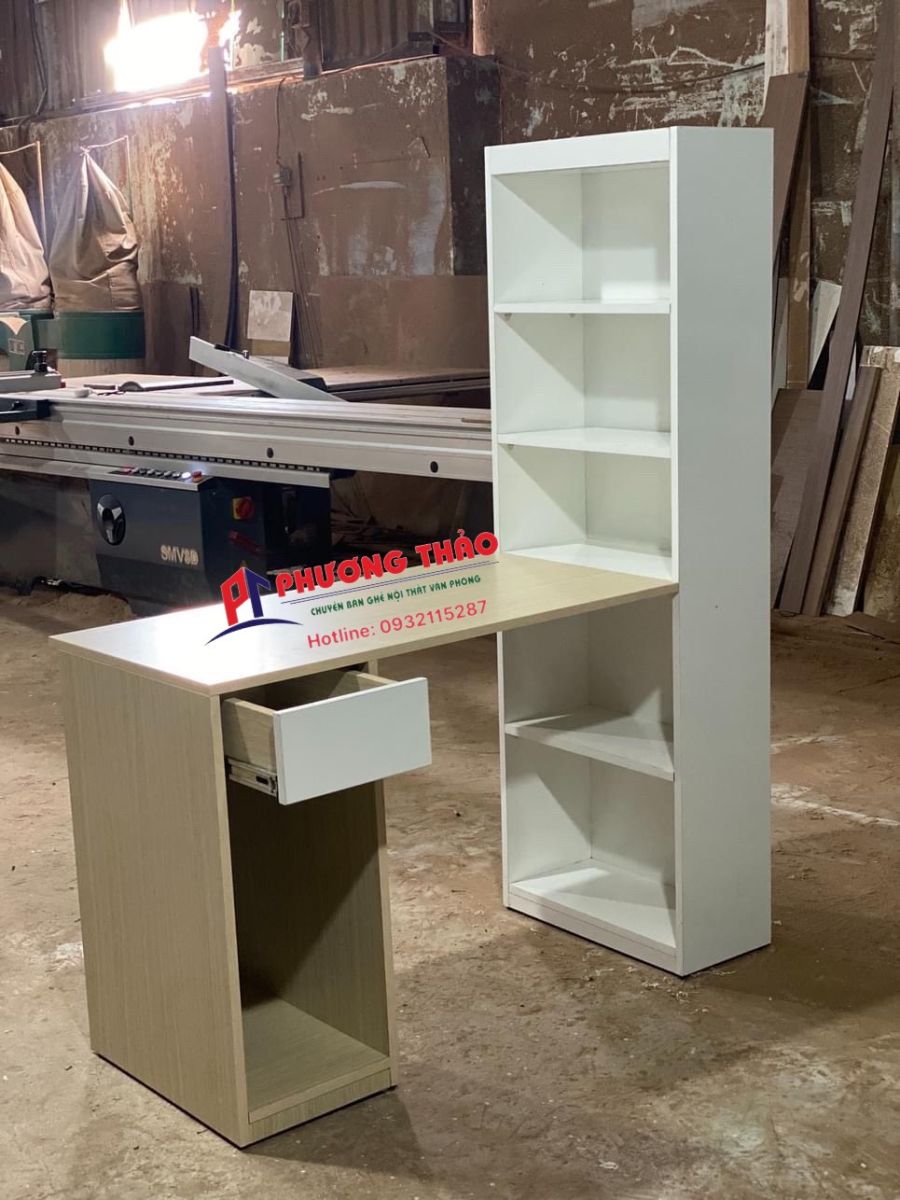 Bàn học liền giá sách  được làm từ chất liệu gỗ MDF phủ melamime
