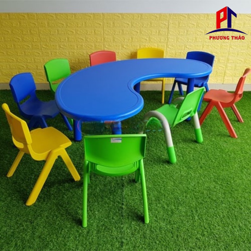 Bàn nhựa mầm non hình bán nguyệt