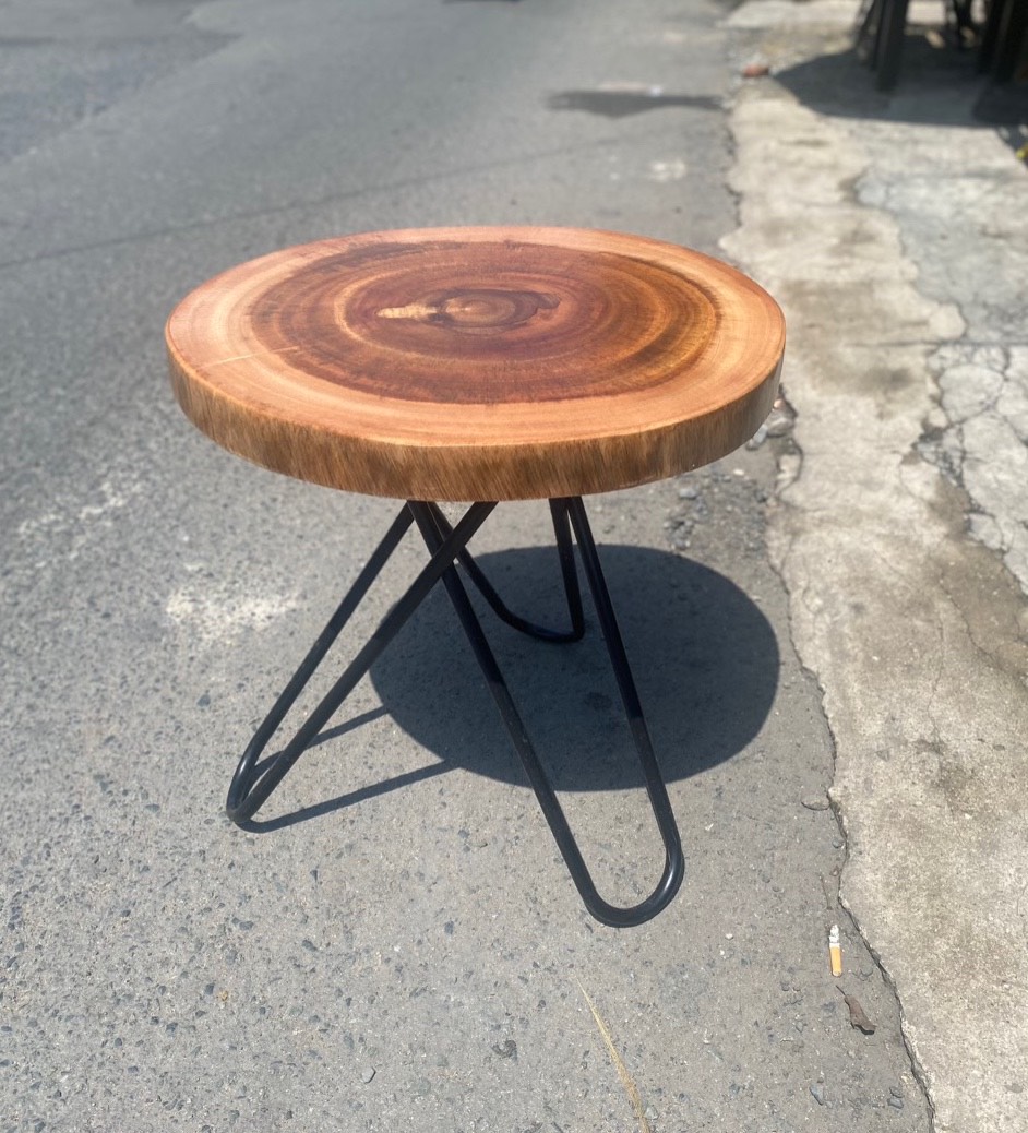 Bàn cafe tròn mặt thớt xà cừ chân sắt ống