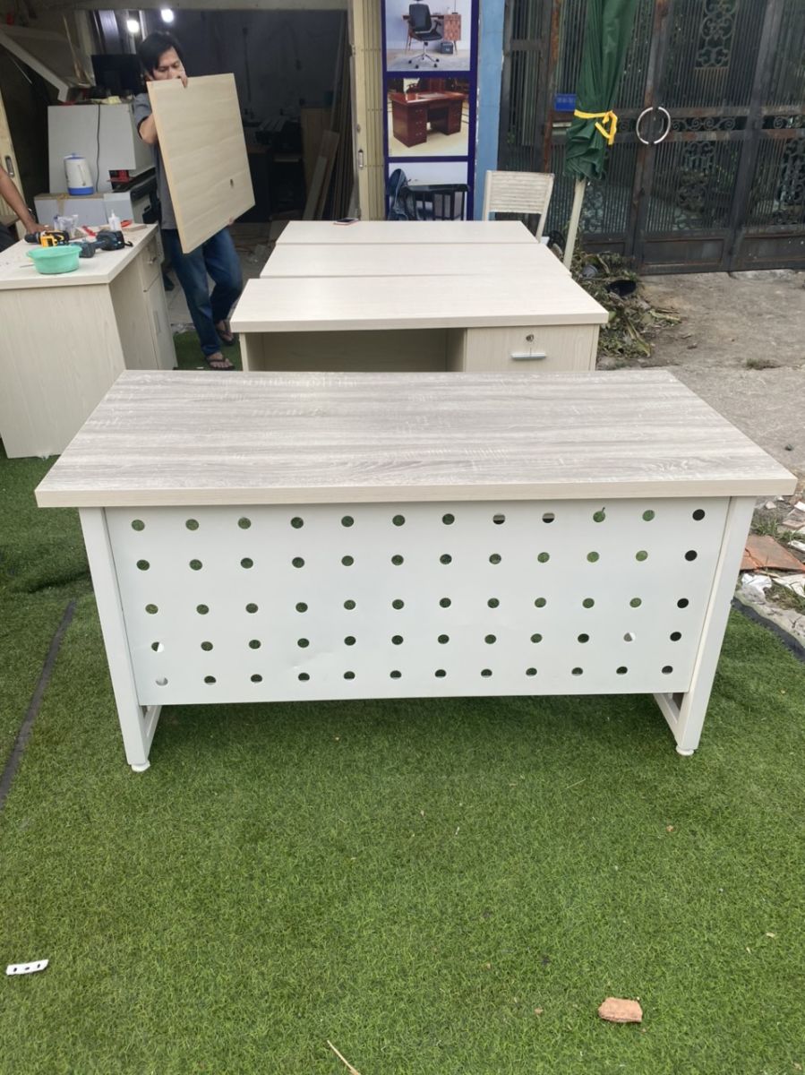 BÀN LÀM VIỆC KHUNG SẮT CÓ VÁCH NGĂN