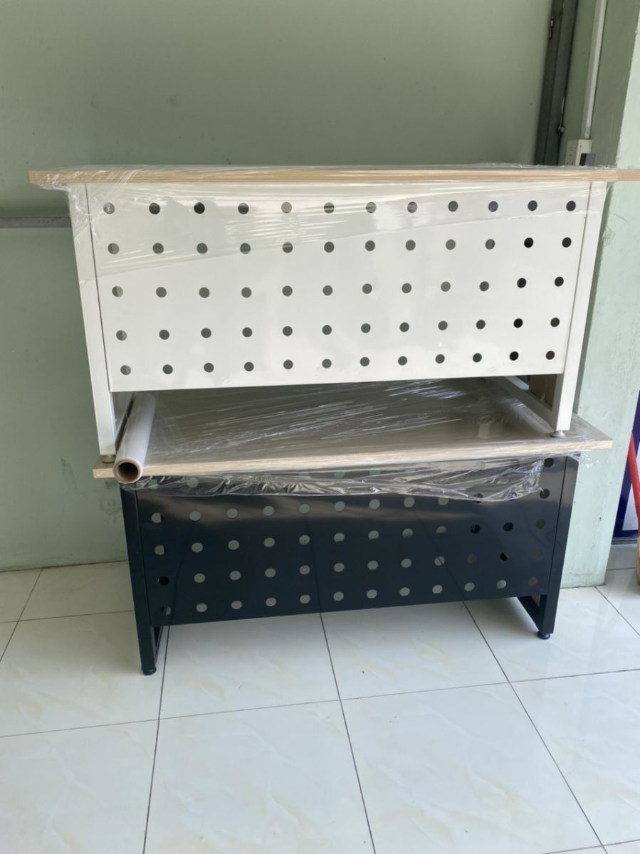 BÀN LÀM VIỆC KHUNG SẮT CÓ VÁCH NGĂN
