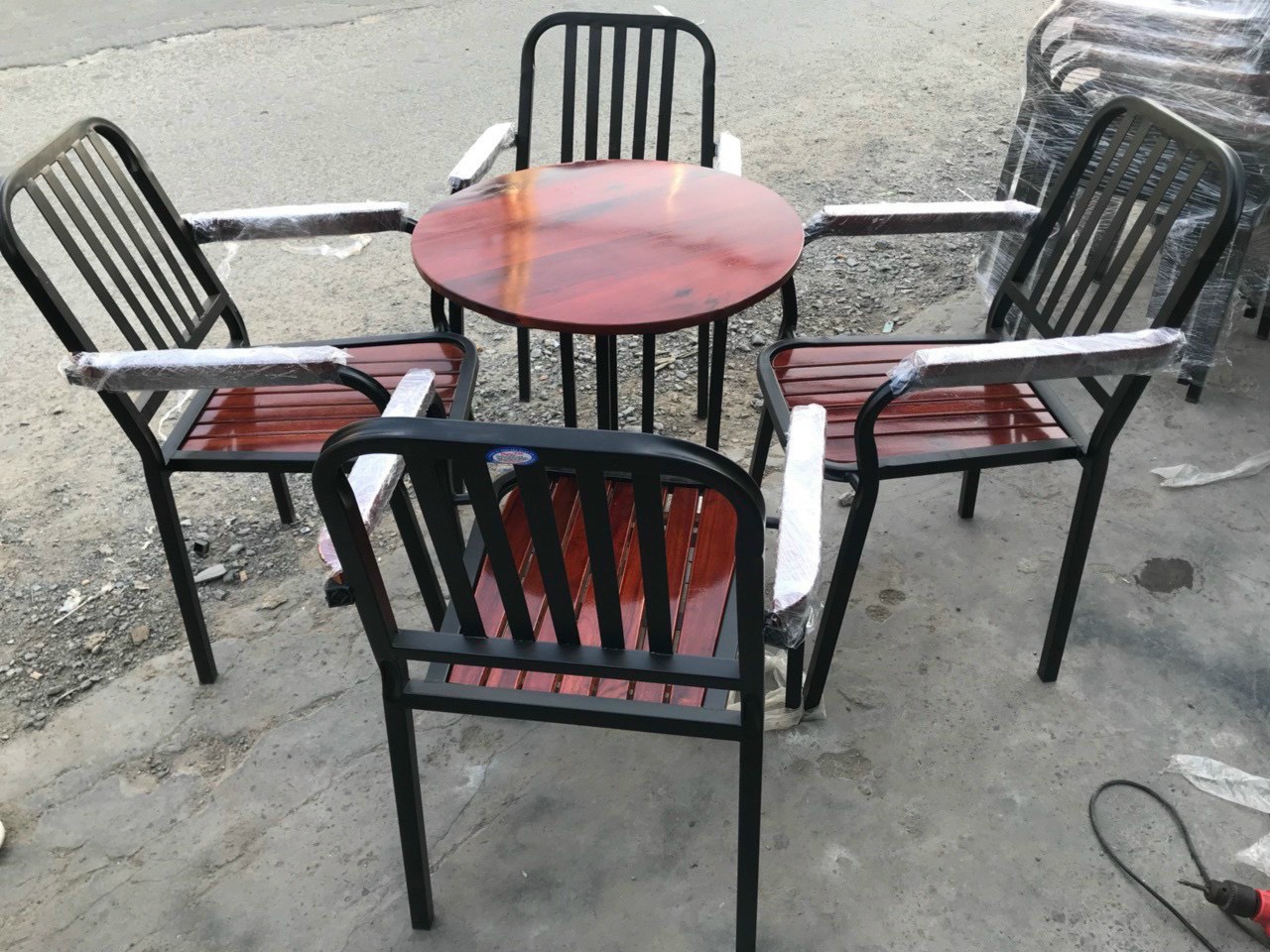BỘ BÀN CAFE KHUNG SẮT MẶT GỖ NGOÀI TRỜI CÓ TAY