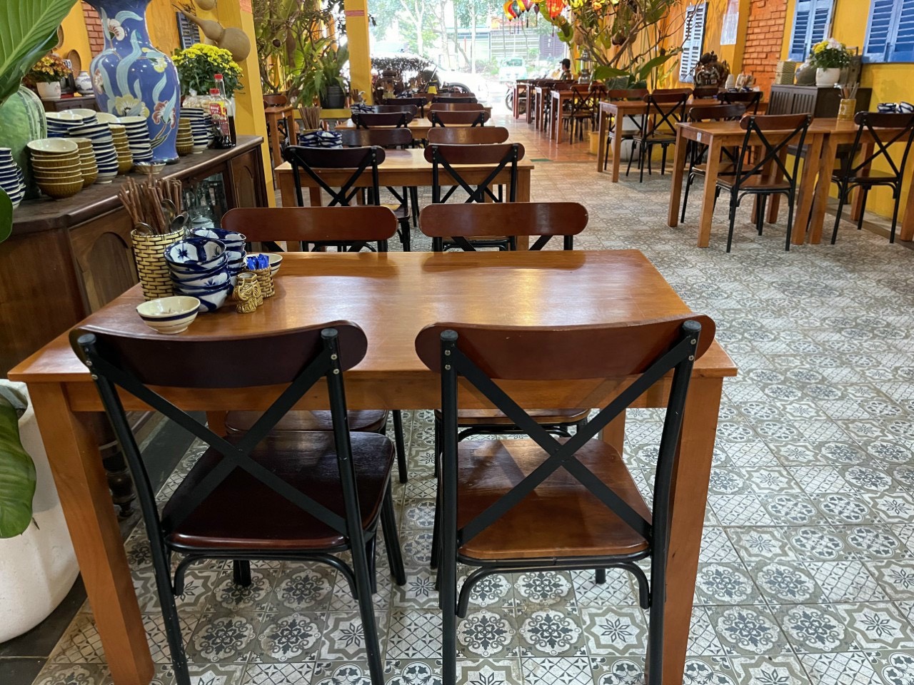 BỘ BÀN GỖ CABIN GHẾ SẮT LƯNG TỰA X QUÁN NHẬU, NHÀ HÀNG