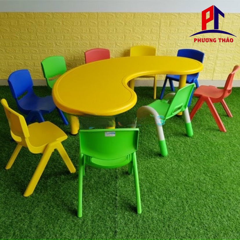 Bàn nhựa mầm non hình bán nguyệt