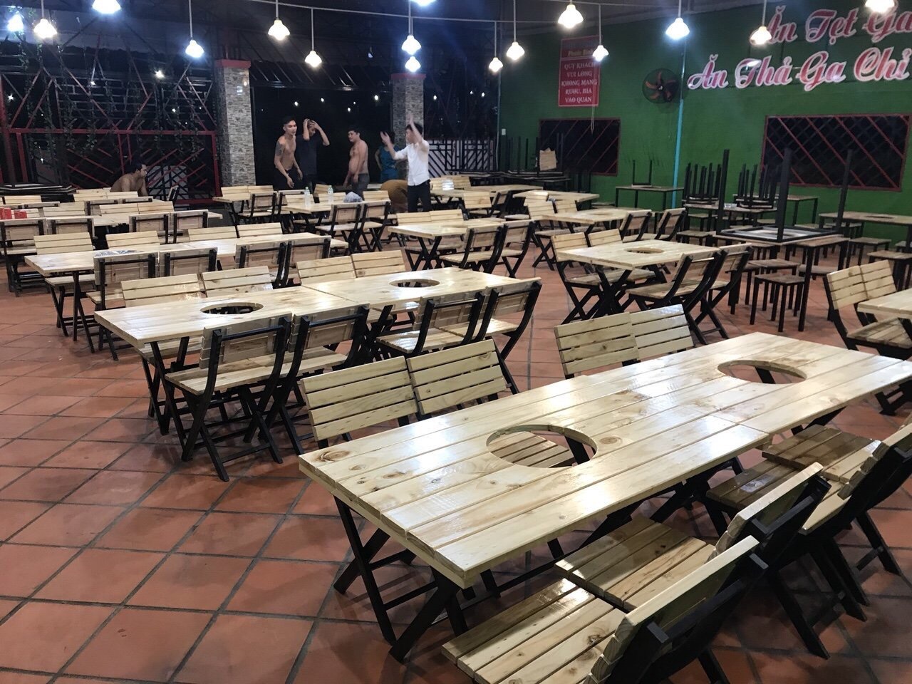 BÀN GHẾ QUÁN NHẬU LẨU NƯỚNG GỖ THÔNG