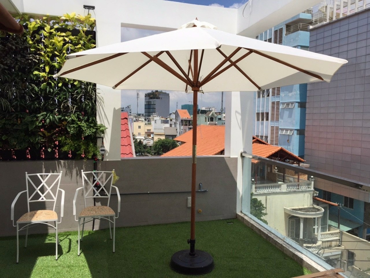 DÙ CAFE TRÒN THÂN GỖ 3M