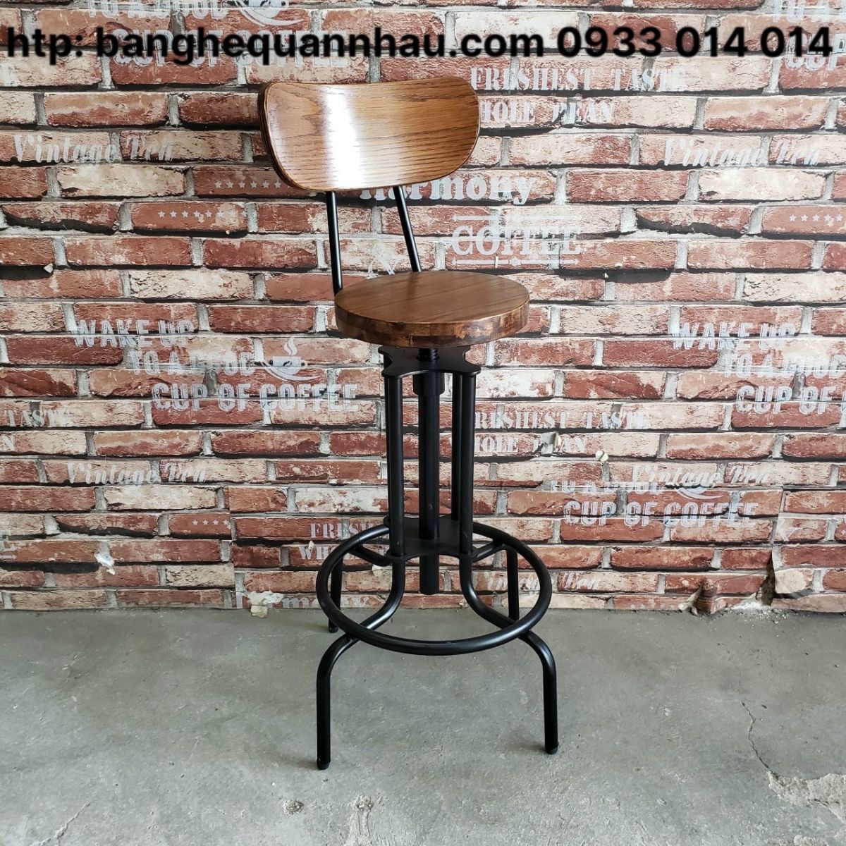 Ghế bar cổ điển khung sắt chắc chắn kết hợp lưng gỗ xoay thân thiện