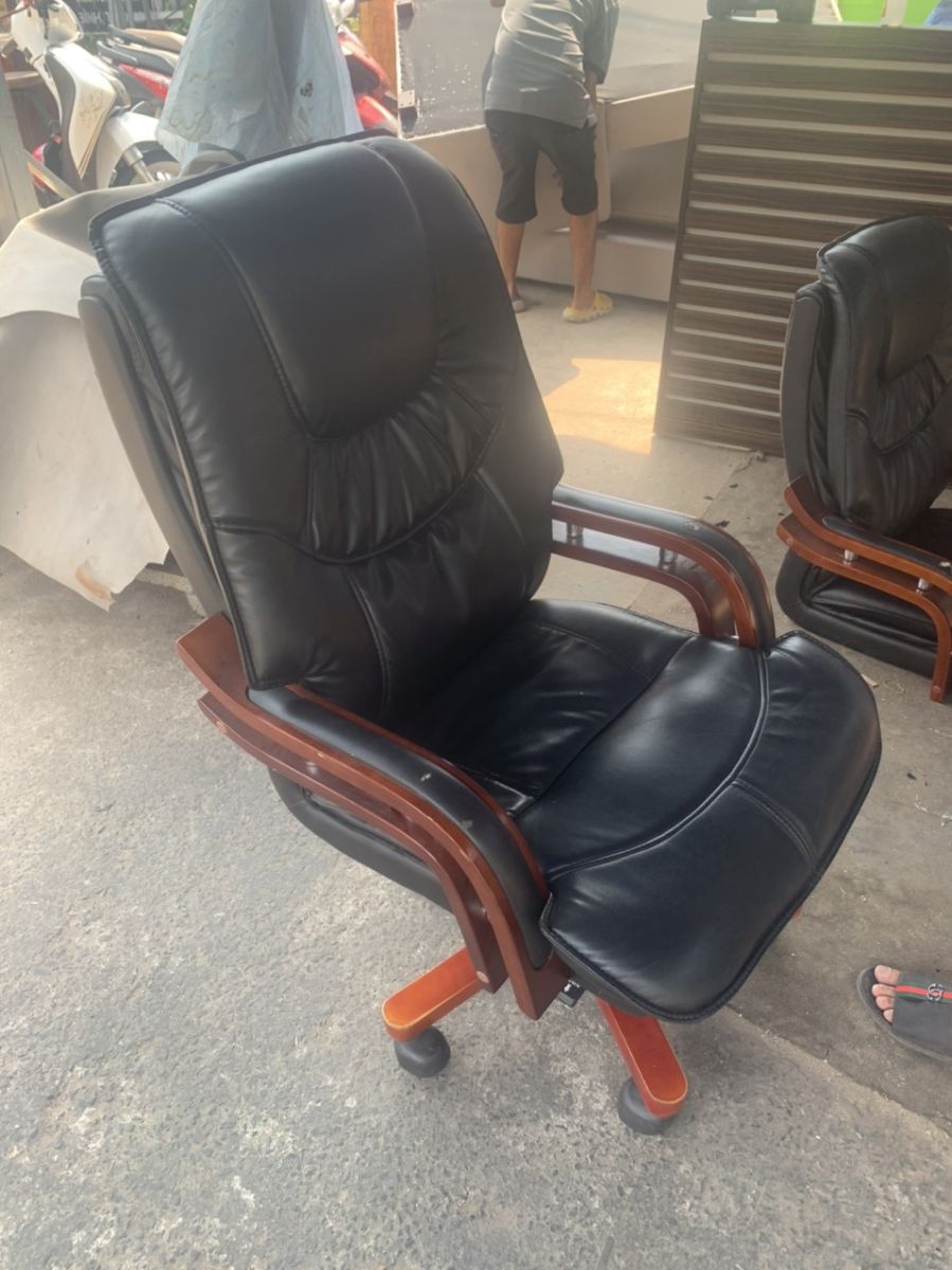 Thanh lý ghế xoay giám đốc da chân gỗ  cao cấp mới 90%