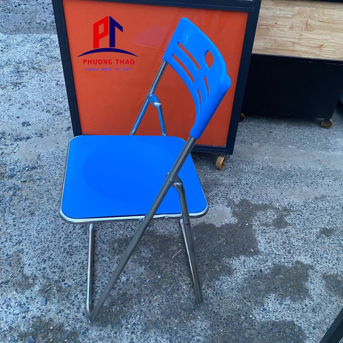 Ghế xếp nhựa tựa lưng 5 lỗ khung inox xanh dương