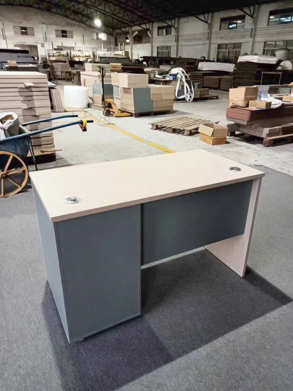 Bàn nhân viên TK08