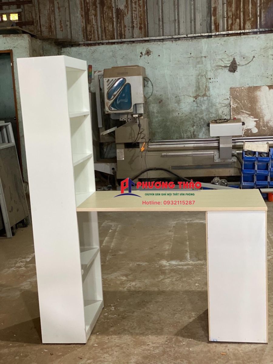 Bàn học liền giá sách  được làm từ chất liệu gỗ MDF phủ melamime