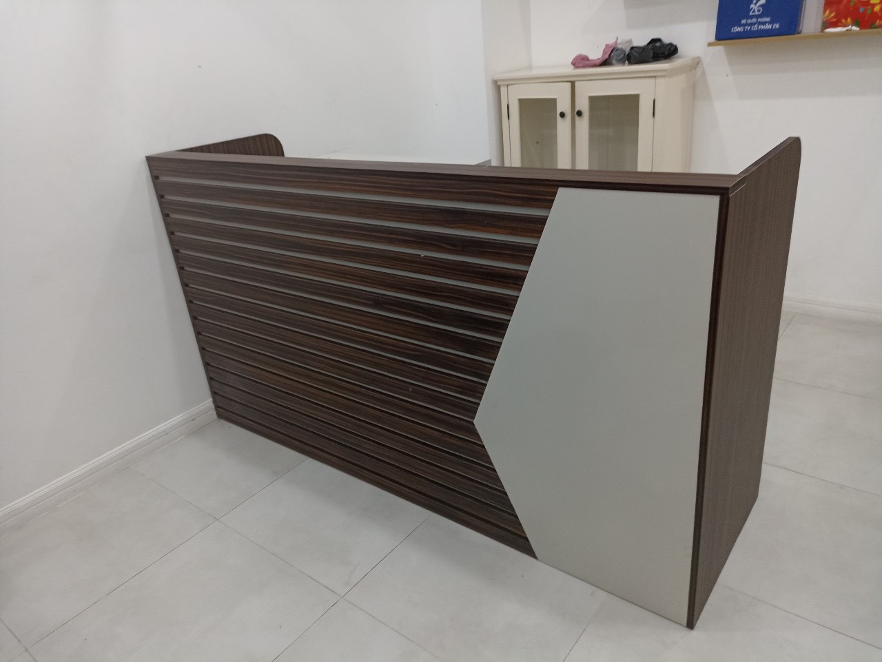 Thanh lý quầy tiếp tân 2m màu nâu vân gỗ mới 99% PT02