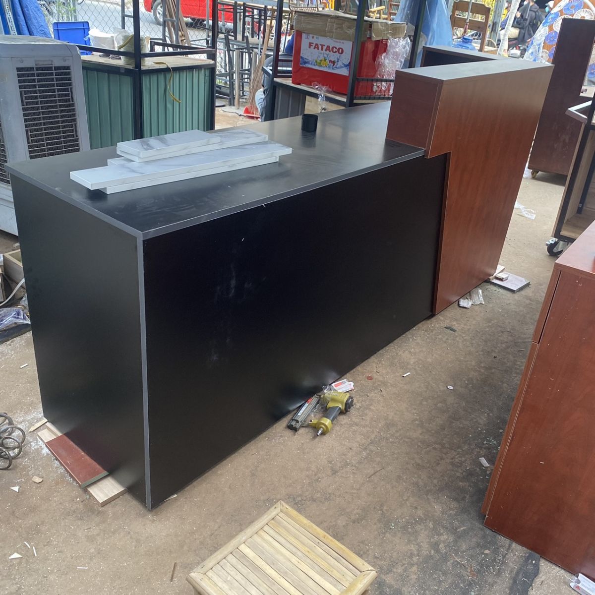 QUẦY LỄ TÂN VĂN PHÒNG BẤT ĐỘNG SẢN NÂU ĐEN 2M