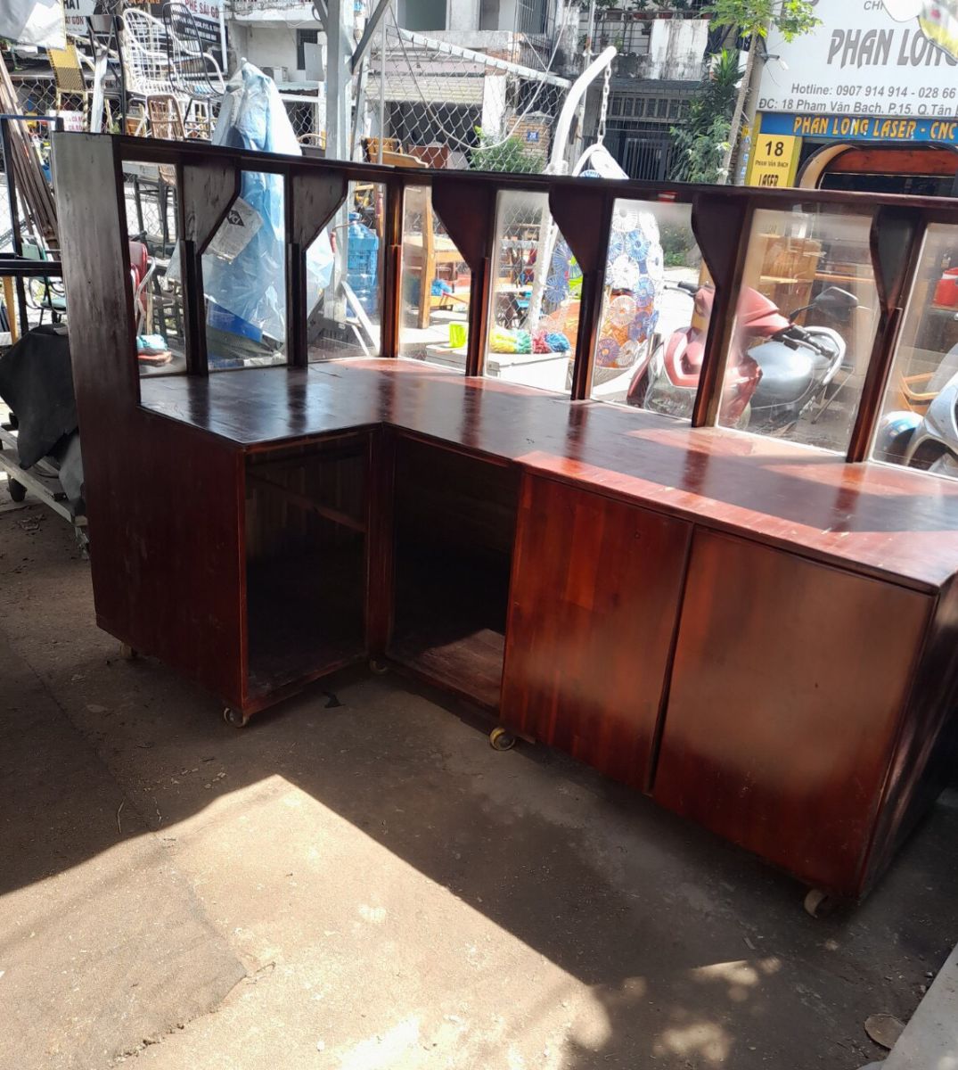 Quầy gỗ mặt kính góc L hàng cũ , còn mới 90%