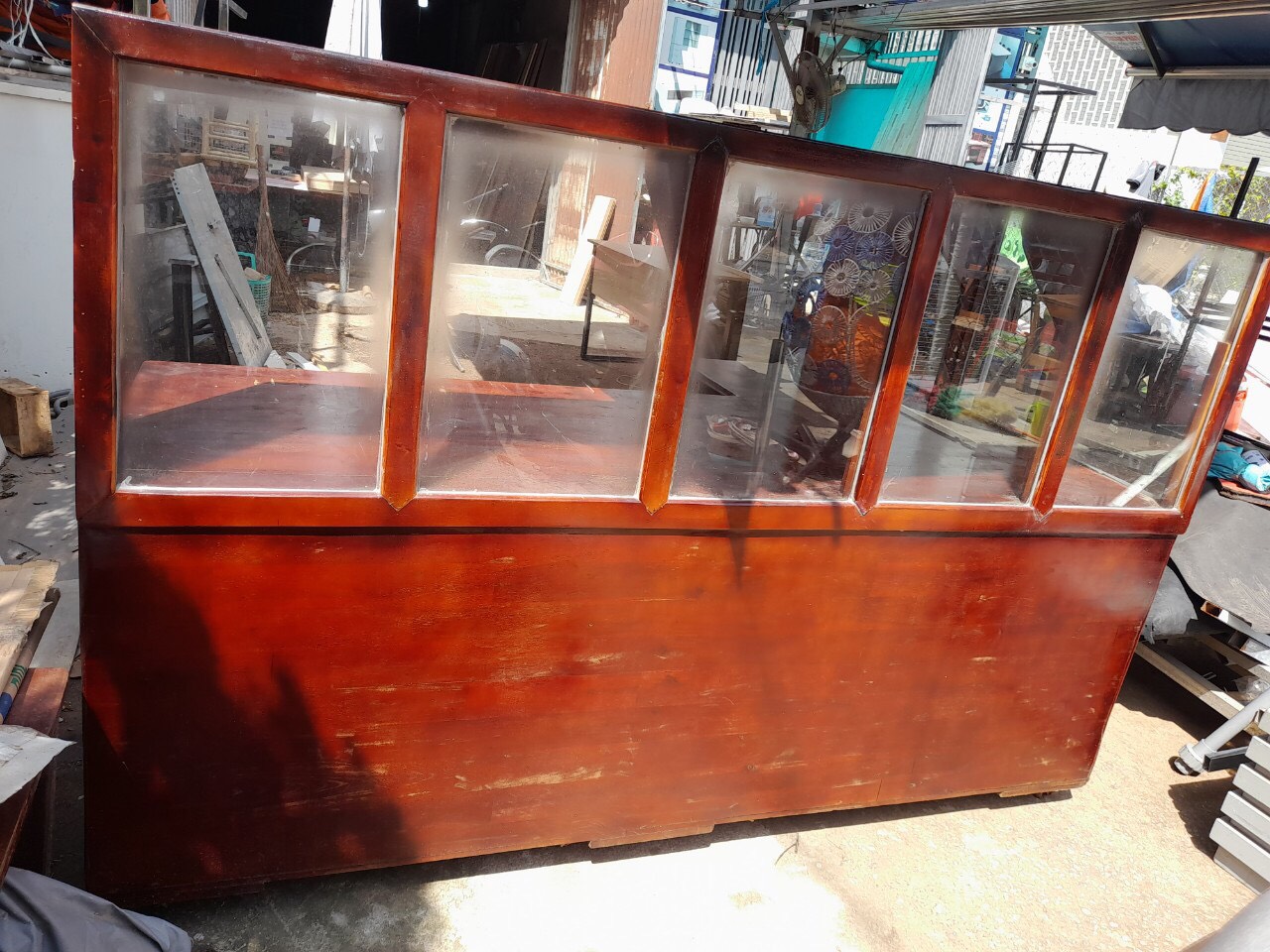 Quầy gỗ mặt kính góc L hàng cũ , còn mới 90%