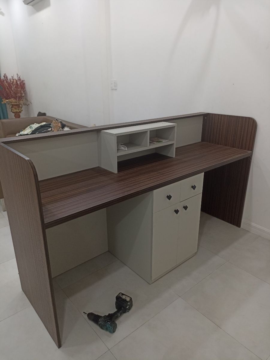 Thanh lý quầy tiếp tân 2m màu nâu vân gỗ mới 99% PT02