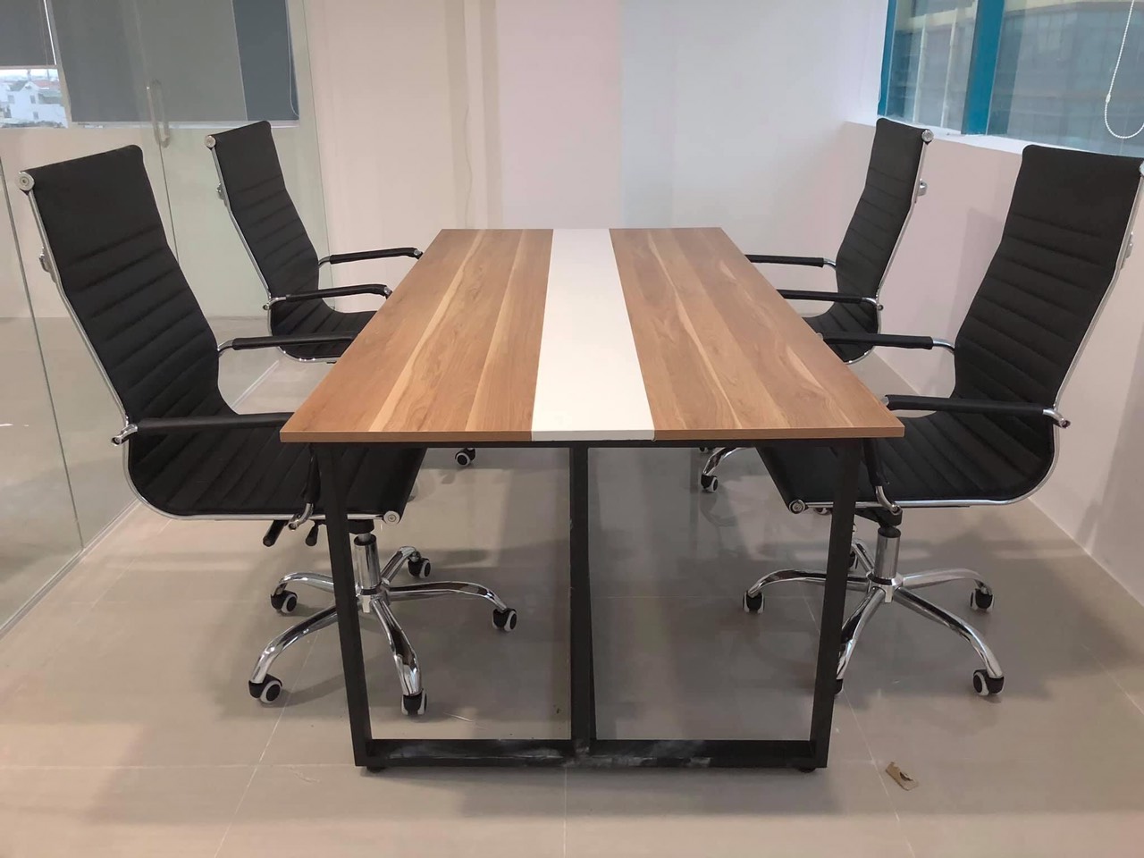 Combo bàn họp 4 ghế xoay da PT045
