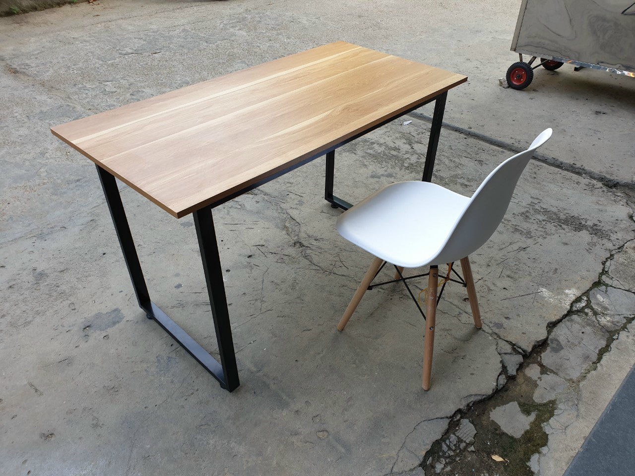 Ghế aemes kèm bàn chữ U