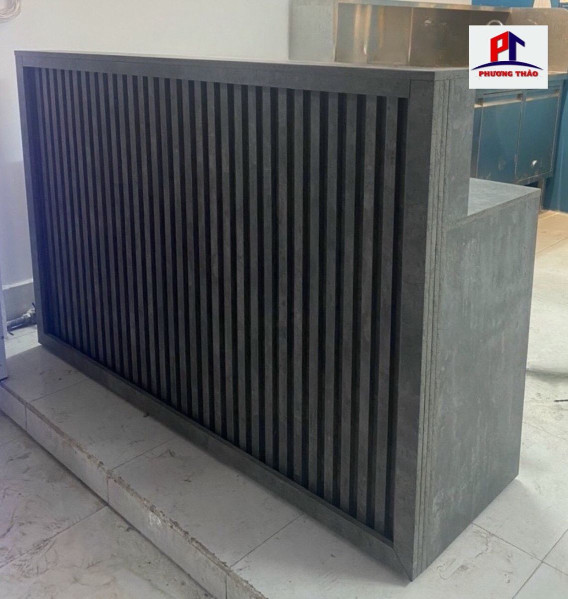 Quầy lễ tân gỗ công nghiệp giả đá cao cấp, chuyên nghiệp. QLTPT 003