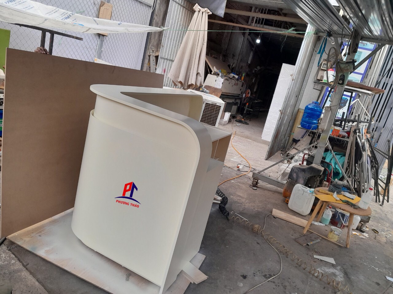 Quầy lễ tân bo cong gợn sóng PT1090