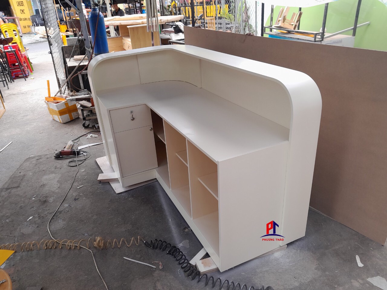 Quầy lễ tân bo cong gợn sóng PT1090